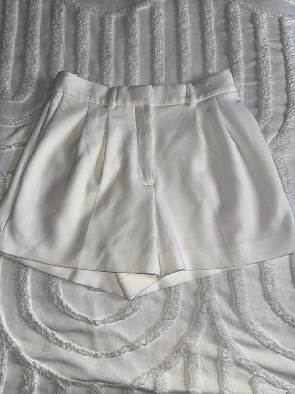 Aritzia Babaton White Pleated High-Waist Shorts